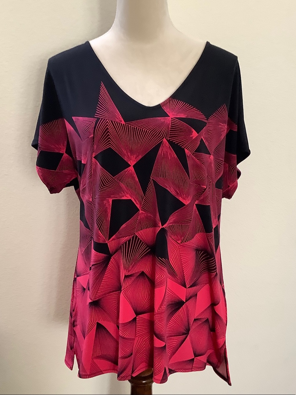 Alfani Black & Fuchsia Geometric V-Neck Short Sleeve Tee